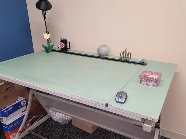 ADJUSTABLE HEIGHT CRAFTS/DRAFTING TABLE