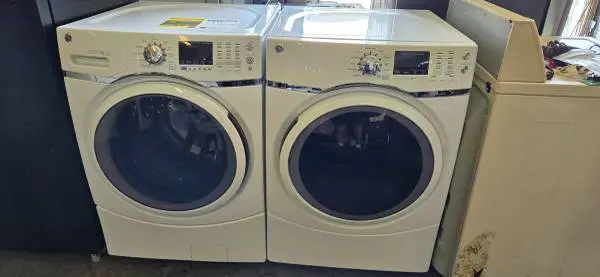 G.E STEAM TECHNOLOGY VIBRATION CONTROL FRONT LOADER WASHER N DRYER SET