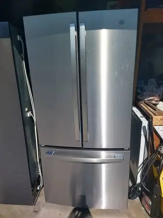 33 GE SCRATCH AND DENT REFRIGERATOR FOR SALE $1250