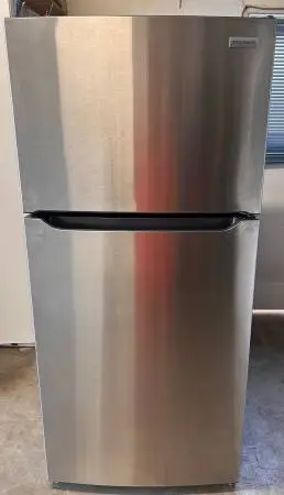 New Stainless steel Frigidaire top freezer refrigerator 20 Cb Ft