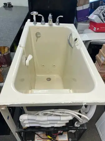 Kohler Walk in tub, like new