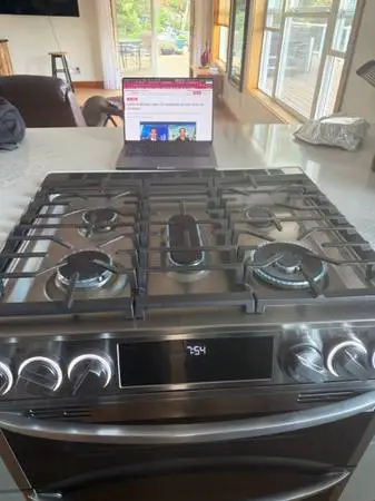Luxury gas range with double oven with Air Fry. 5 burners, smart con.