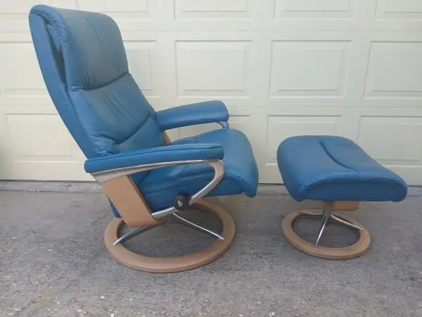 SIGNATURE BASE EKORNES STRESSLESS RECLINER CHAIR AND OTTOMAN