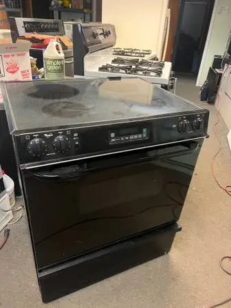 Whirlpool Electric Stove w/ Glass Cooktop