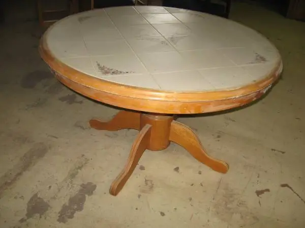 Round tile inlaid table