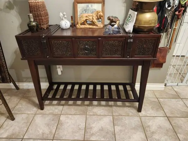 Entry/buffet table