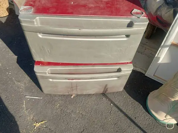 2 LG pedestals
