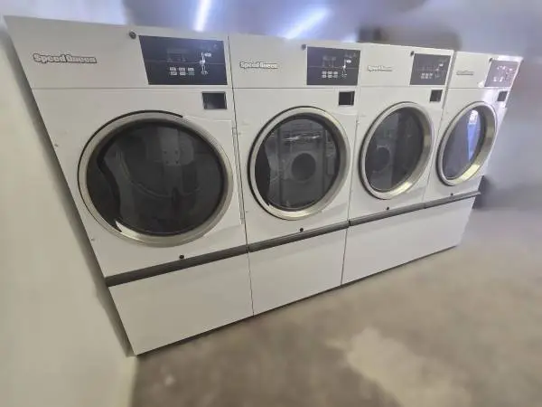 2022 Speed Queen Coin Operated 30 LB Commercial 120V GAS Dryer UNIT !