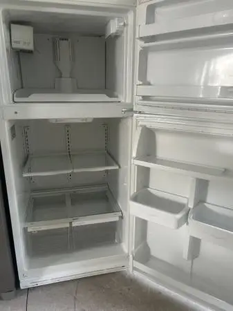 Fridge w Icemaker