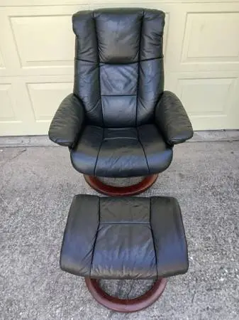 EKORNES STRESSLESS RECLINER AND OTTOMAN
