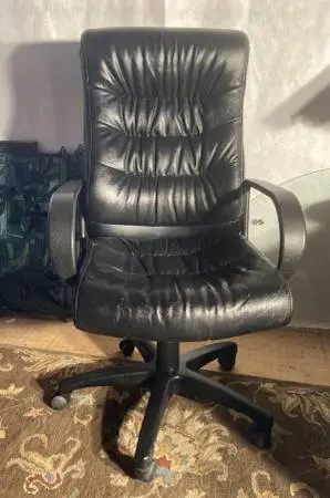 EXECUTIVE OFFICE CHAIR - SWIVEL /ADJUSTABLE used NOT ABUSED