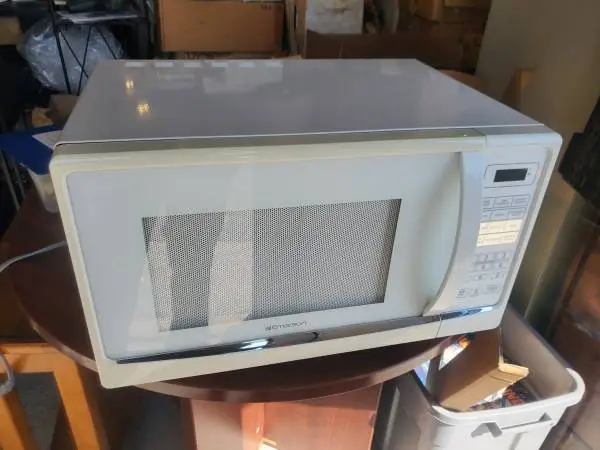 Emerson countertop microwave