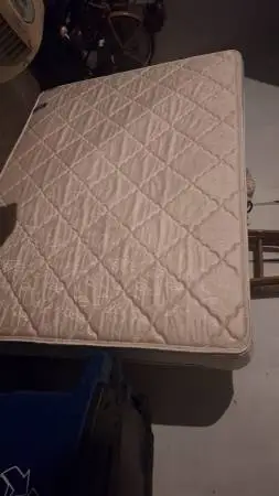 USED GREAT CONDITION QUEEN MATTRESS