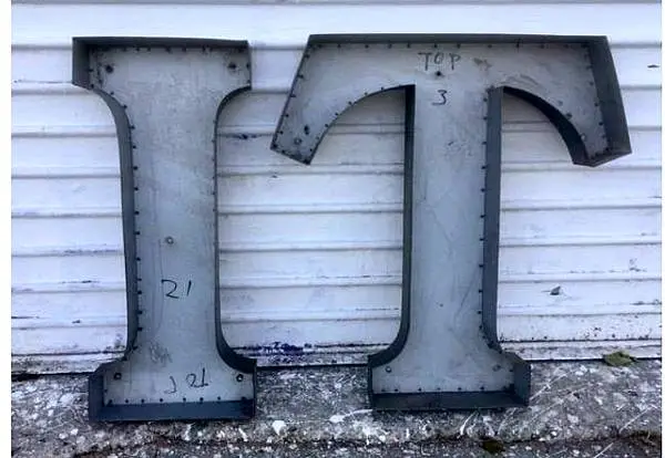 2 VINTAGE DOBLESIDE  METAL LETTERS