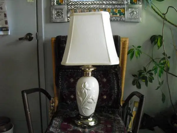 Ceramic table lamp with a silk shade, perfect condition