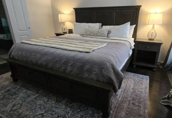 King size bed with night stands