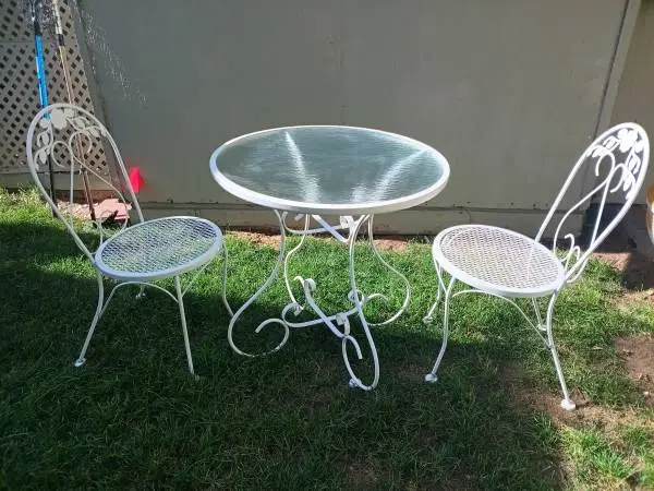Outdoor White Patio Furniture Set Metal Table 2 Chairs 28.5 diameter