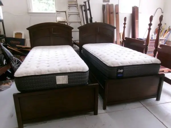 NEWISH SOLID WOOD PAIR CHERRY 2 TWIN BEDS W/SEALY MATTRESSES (PIC)