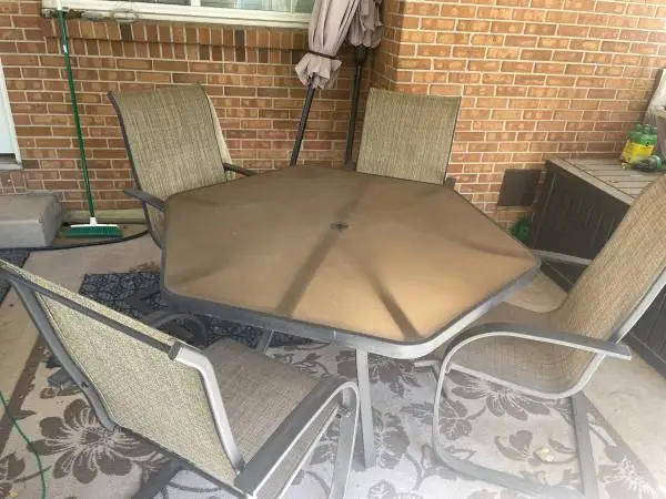 Patio/Outdoor Table and Chairs