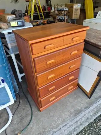 BEAUTIFUL QUALITY WOOD CHEST OF DRAWERS