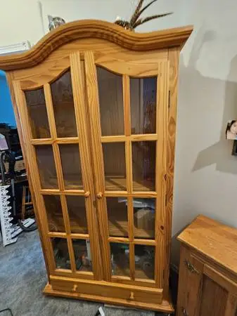 Beautiful cabinet w draw, possible set