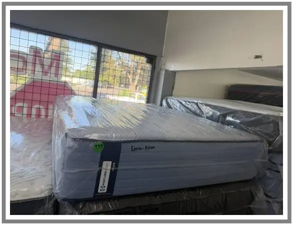 QUEEN SIZE SEALY POSTUREPEDIC PLUS MATTRESS & BOX SPRING BED SET