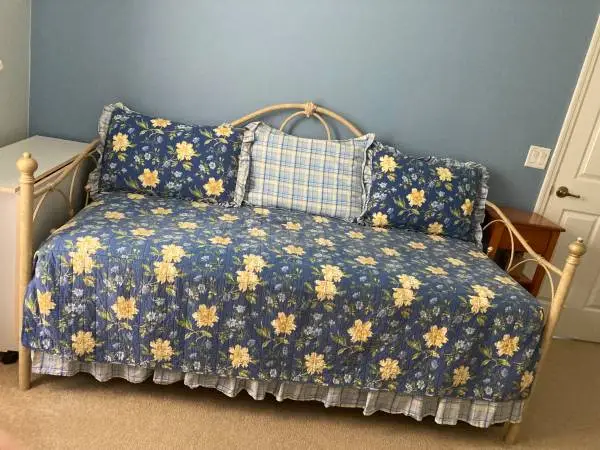 Daybed with trundle and matresses