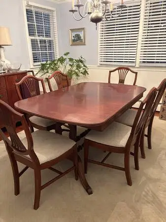 Dining Room Table & Chairs