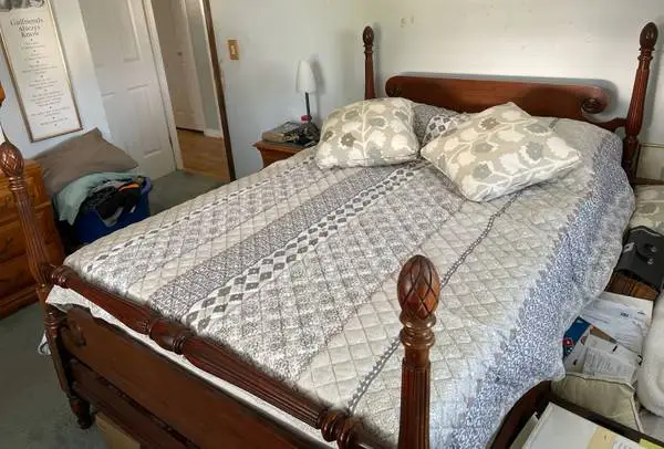 Full Size 4 Post Pineapple Bed, Dresser & Chest of Drawers - Vintage