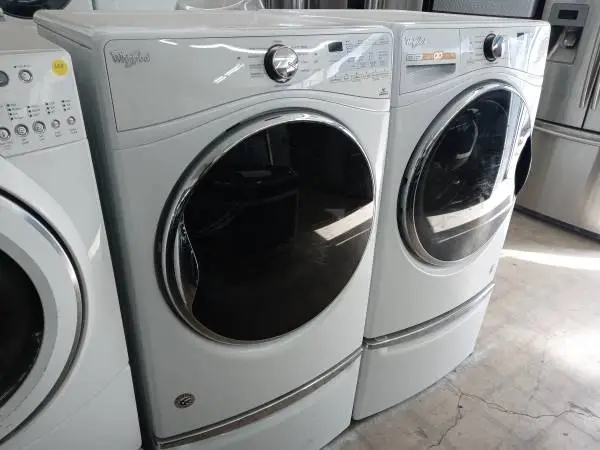 ★Whirlpool front load washer and dryer set on pedestals