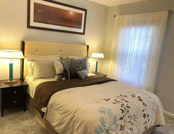 Queen bed - Complete bedroom set!