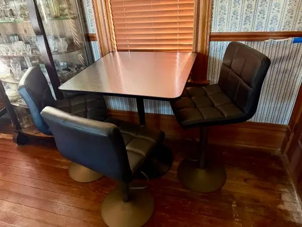 Glass table with 3 adjustable leather stools