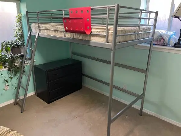 loft bed (twin)
