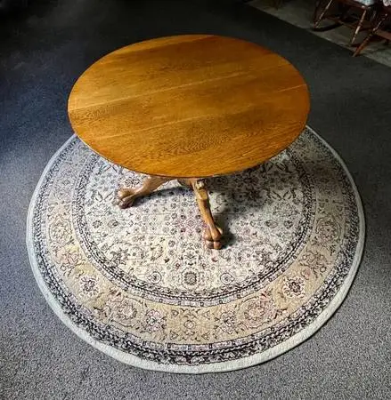 Vintage Lion’s Head Table with Circle Carpet
