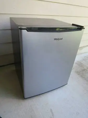 2.7 cubic ft WHIRLPOOL Mini Fridge - Works GREAT