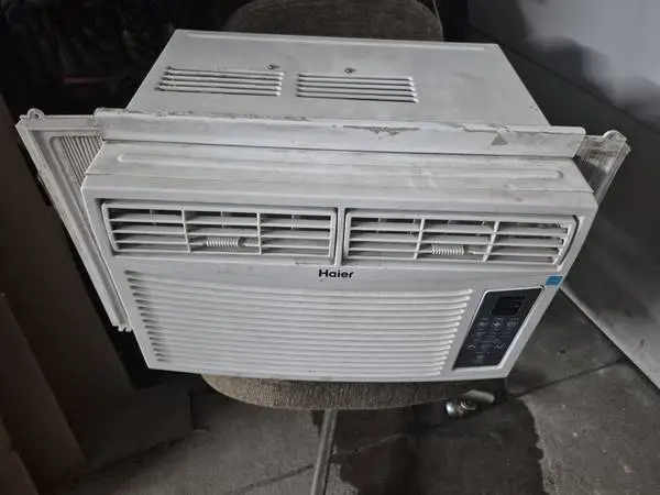 Used Air conditioner window unit