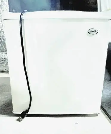 Avanti 1.6cf Mini fridge Refrigerator RM18W white