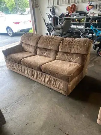 Furniture ** FREE / FREE ** (Oak Creek, WI)