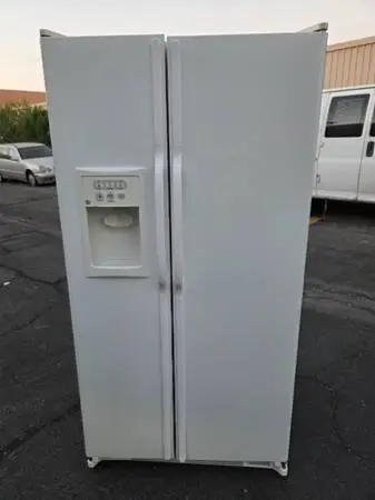 GE white refurbished refrigerator ice/water