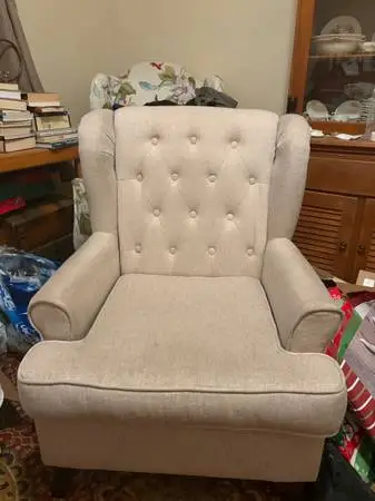 *NEW PRICE* LIVING ROOM CHAIR