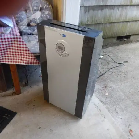 >>STANDING AC UNIT, WORKS GREAT, GETS VERY COLD, REMOTE<<