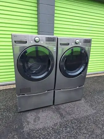 Washer and dryer LG with Pedestals