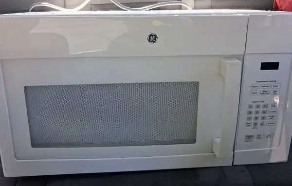 WHAT A BEAUTY OVER THE STOVE MICROWAVE WITH A 30.DAY WARRANTY