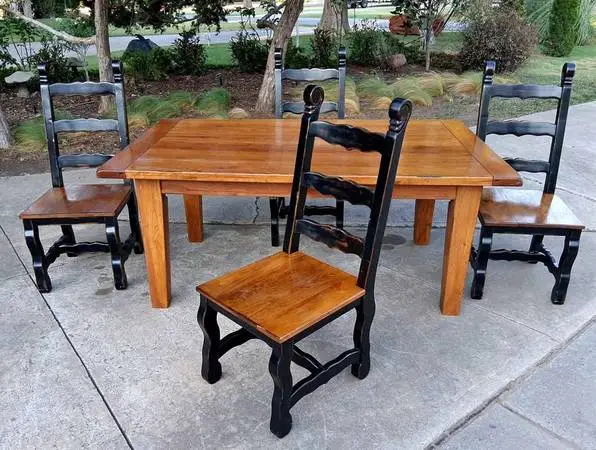 Rustic Farmhouse Broyhill Attic Heirlooms Dining Set