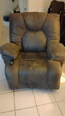 Large Recliner. Badcock brand. great condition