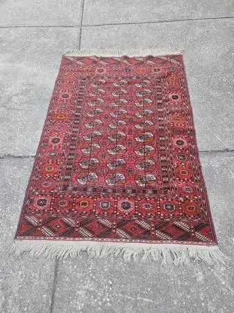 Beautiful vintage 4x6 handknotted wool rug