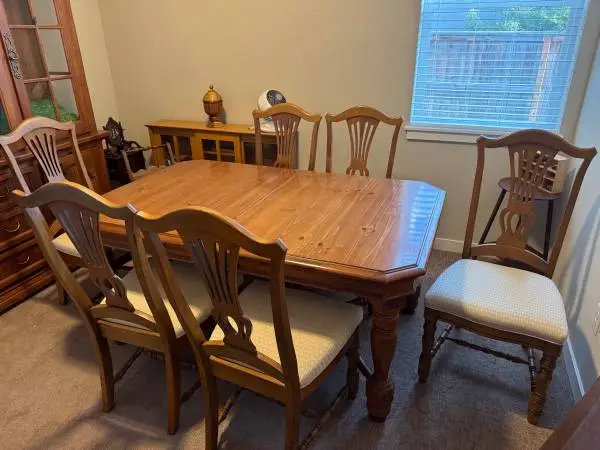 Broyhill Queen Anne Dining Table & Hutch Walnut