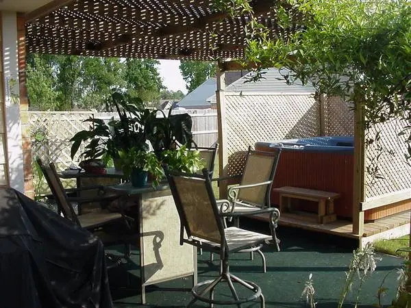 4 BAR STOOLS (Outdoor Swivel barstools w/ Backs)