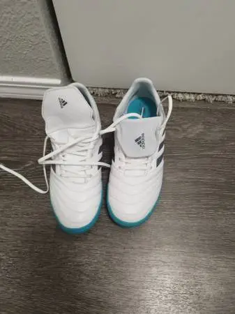 Indoor soccer shoes