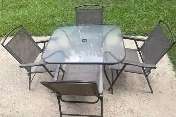 Table & Chairs